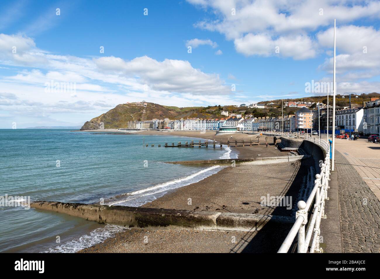 Aberystwyth, Ceredigion, Wales, Großbritannien. Am Strand und an der Promenade der Küstenstadt Aberystwyth ist am 28. März 2020 EIN surreales Gefühl wie kaum eine Handvoll Menschen zu sehen, da die Menschen aufgrund des Coronavirus und der umgesetzten staatlichen Verbote für nicht-wesentliche Reisen zu Hause bleiben. Unter normalen Umständen würden Hunderte von Menschen bei warmem Wetter die Promenade und die Strände erkunden. © Ian Jones/Alamy Live News Stockfoto