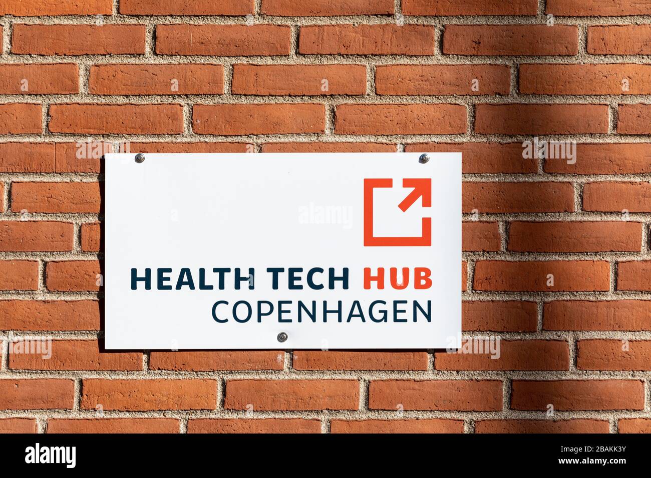 Health Tech Hub Kopenhagen, Schild an Ziegelwand; Kopenhagen, Dänemark Stockfoto