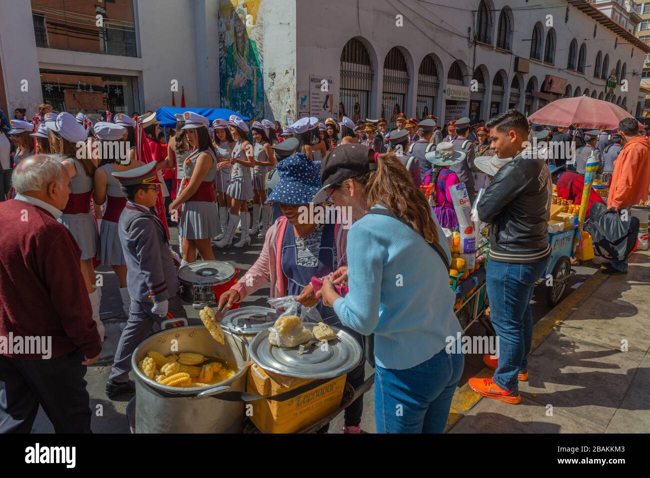 Zubereitung von Speisen auf einer Fiesta in Cochabamba, Department Cochabamba, Eastern Andes, Bolivien, Lateinamerika Stockfoto