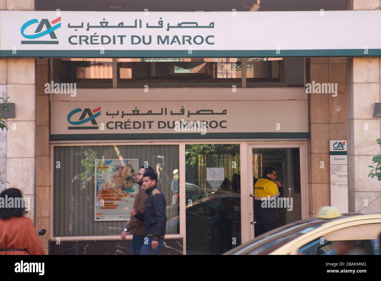 Vor einem Büro von Credit du Maroc. Die Crédit Agricole du Maroc ist eine Bank mit Sitz in Rabat, Marokko. Stockfoto