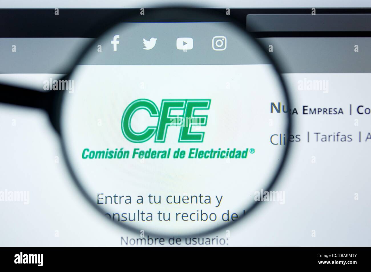 Los Angeles, California, USA - 12. Juni 2019: Illustrative Editorial der CFE Website Homepage. Comision Federal de electricdad Logo sichtbar auf dem Display Stockfoto
