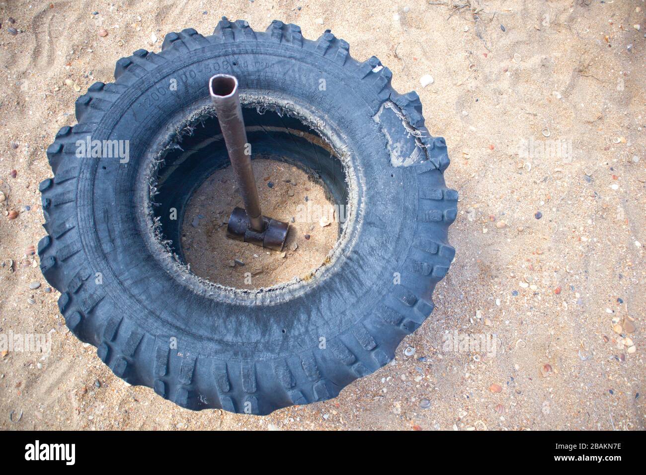Ein großer Hammer in einem Bus am Strand. Motivationssport. Stockfoto