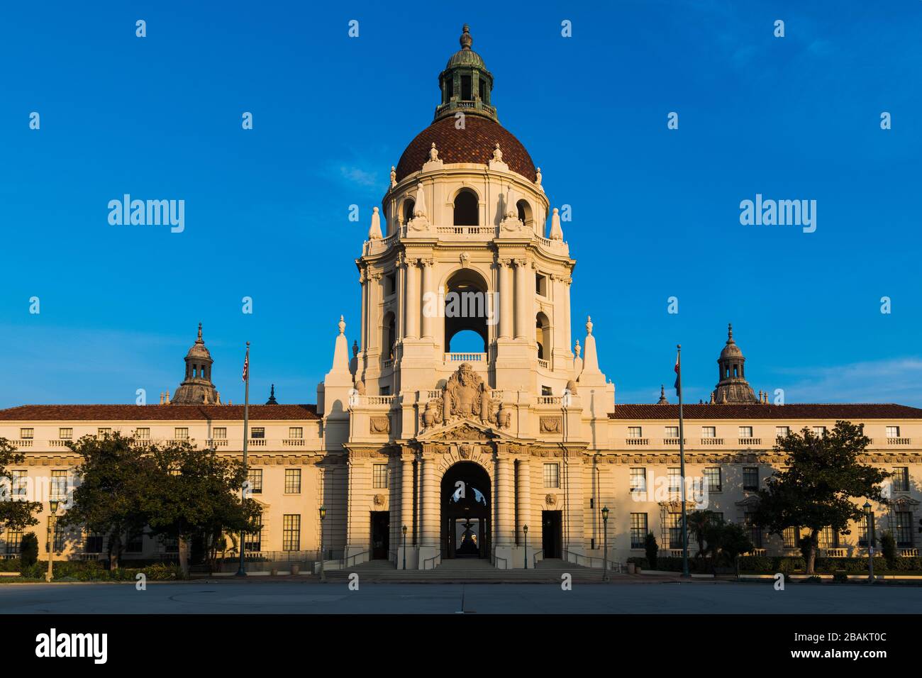 Die im spanischen Stil gestaltete, kuppelförmige Pasadena City Hall, die bei Sonnenuntergang in Pasadena, Kalifornien, USA, beleuchtet wird Stockfoto