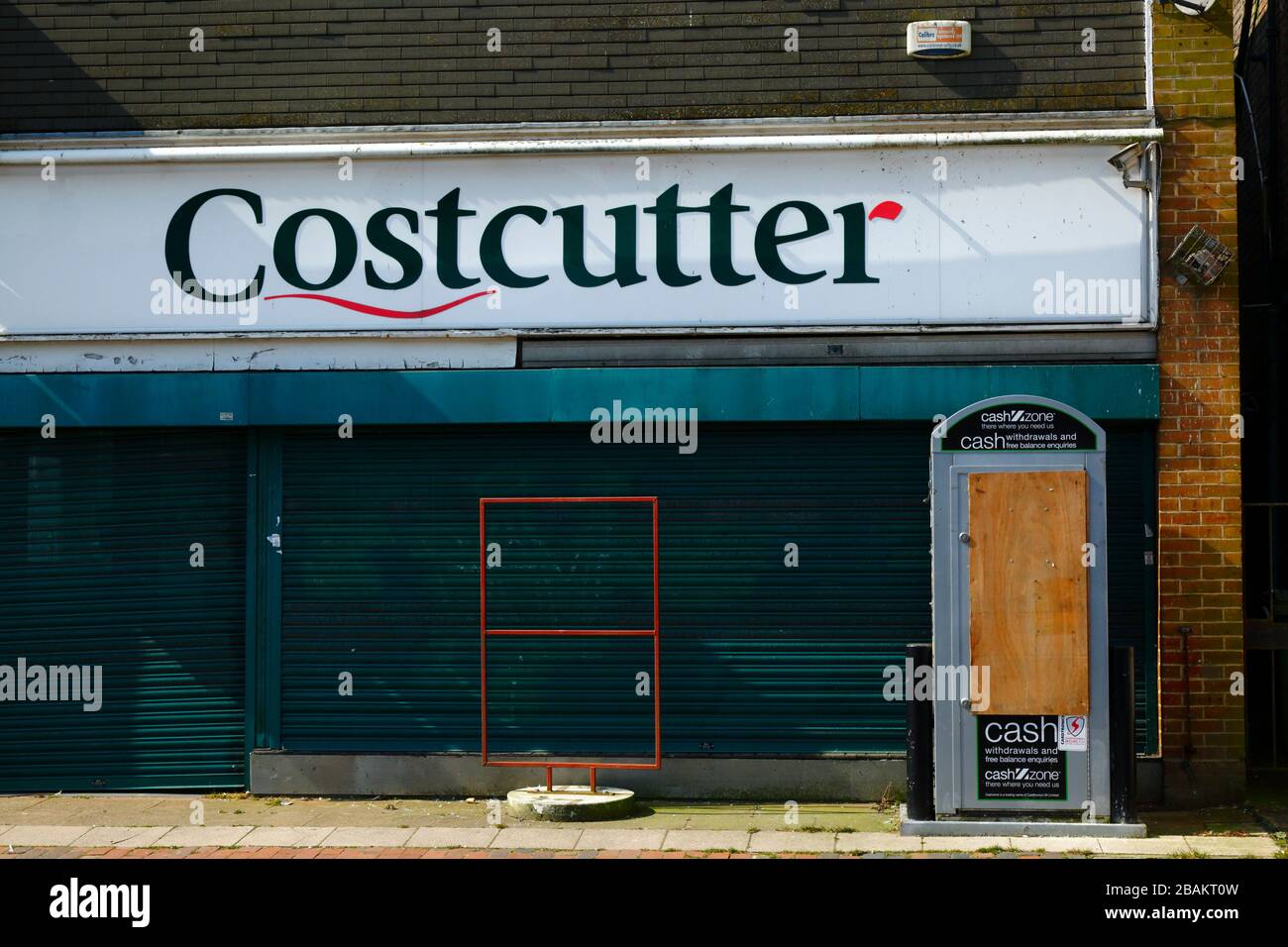 An Bord des Geldautomaten vor dem ehemaligen Costcutter-Supermarkt, der stillgelegt hat, Southborough, Kent, England Stockfoto