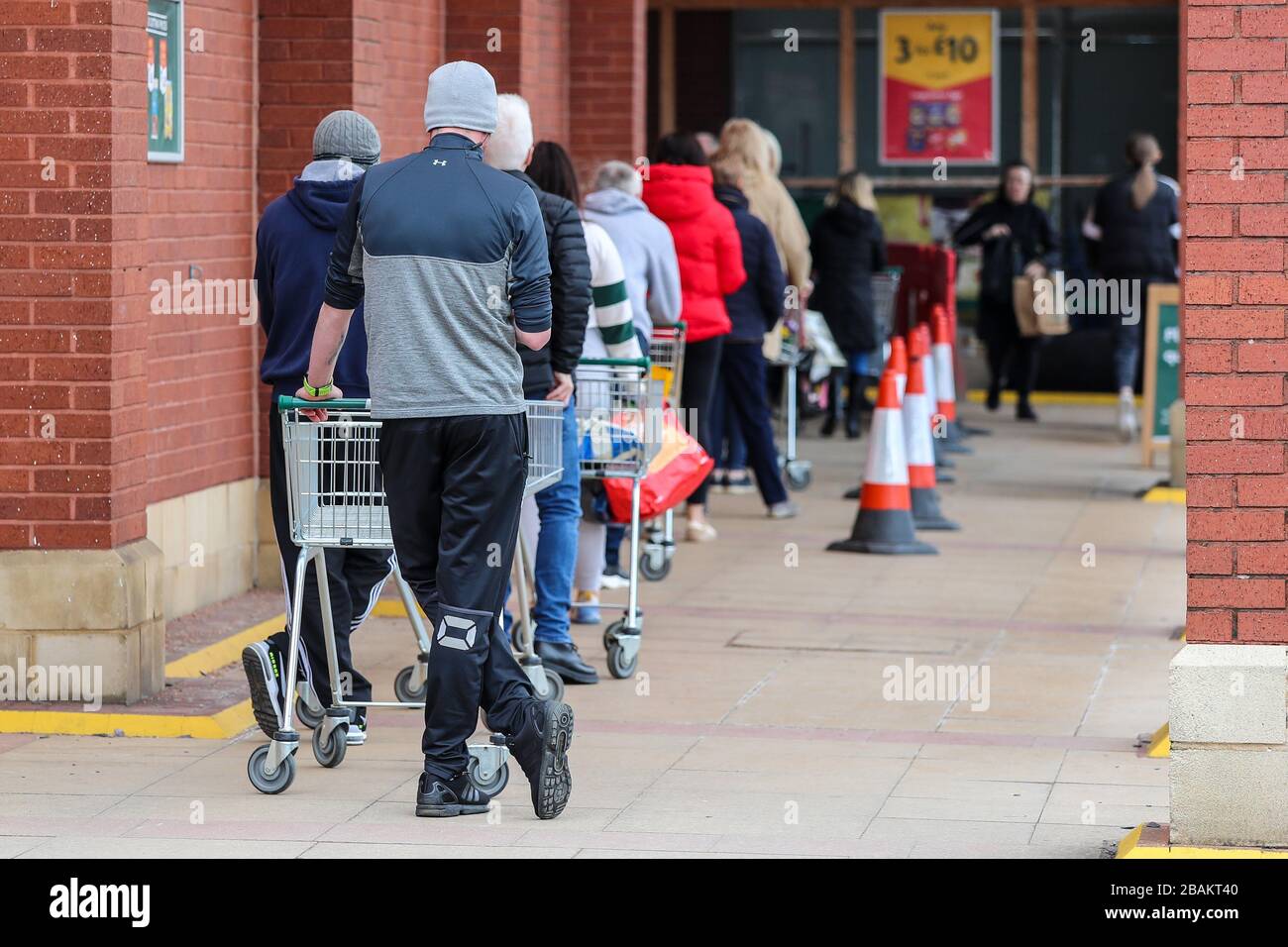 Ayr, Großbritannien. März 2020. Gemäß den Anweisungen der Regierung bleiben die meisten Menschen fern von den normalerweise beliebten und geschäftigen Einkaufszentren und Straßen von Ayr, die ein fast leeres Stadtzentrum mit Ausnahme einiger Lebensmittelhändler und Apotheken verlassen. Der Kunde steht in einer geordneten Warteschlange, hält 2 Meter auseinander und wartet darauf, im Morrisons Supermarkt Ayr einkaufen zu dürfen. Credit: Findlay/Alamy Live News Stockfoto