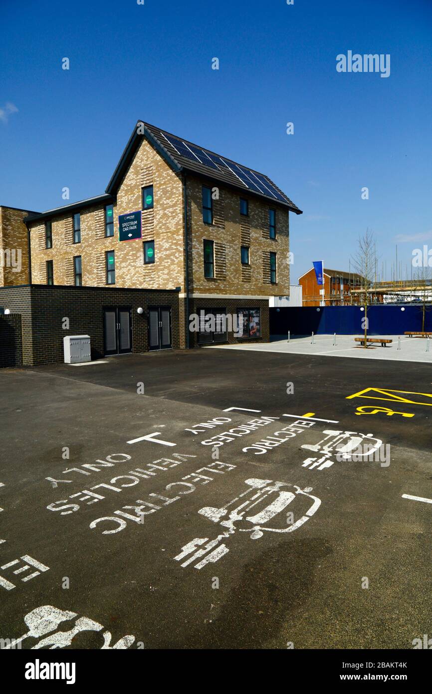 Parkplätze für Elektrofahrzeuge befinden sich auf dem Parkplatz neben dem neuen Southborough Community Hub, dem Neubaugebiet London Road, Southborough, Kent Stockfoto