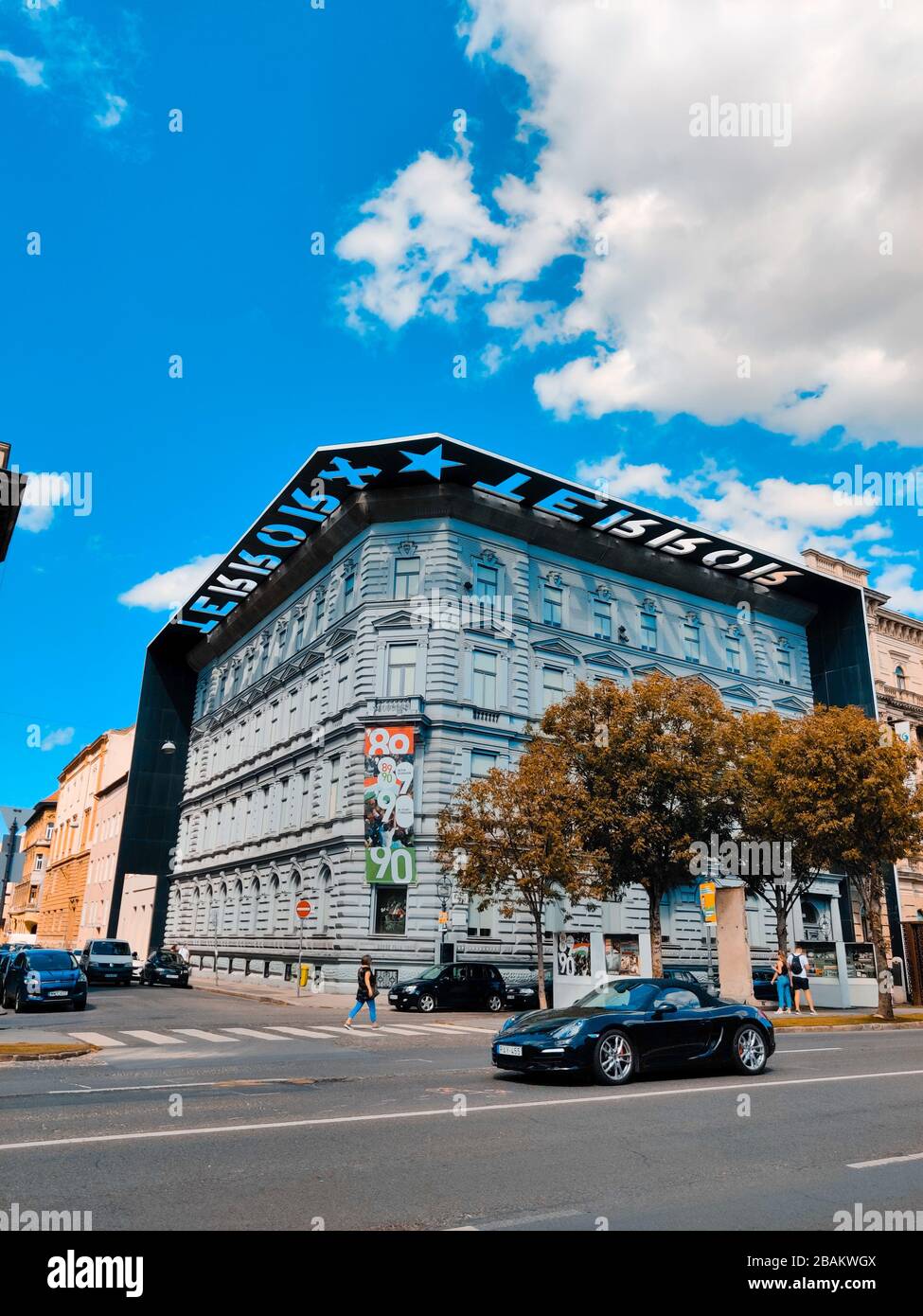 Budapest, Ungarn - 13. September 2019: Blick auf das Wahrzeichen Haus des Terrors, Budapest, Ungarn. Ein Denkmal für die Opfer des Faschismus und des kommunistischen Regimes Stockfoto
