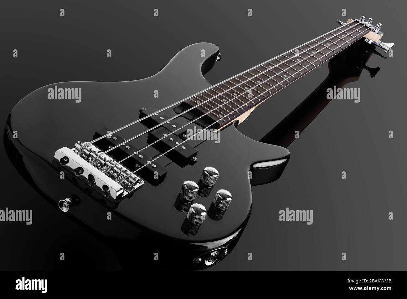 Bassgitarre isoliert auf schwarzem Hintergrund Stockfoto