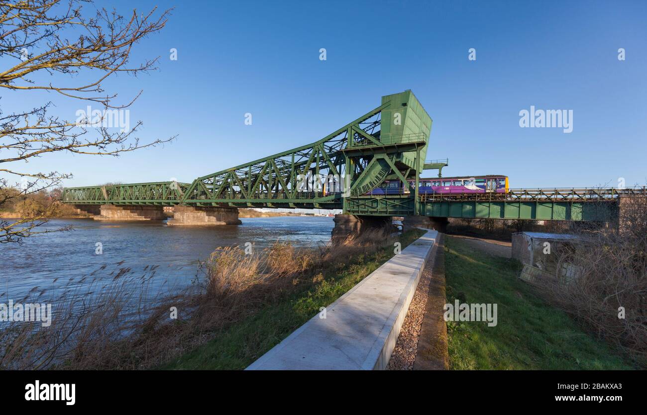 Nortehrn trainiert Klasse 144 Schrittmacherzug 144021, der die King George-V-Brücke, Althorpe (Fluss Trent) mit einem alle Stationen haltenden Zug überquert Stockfoto