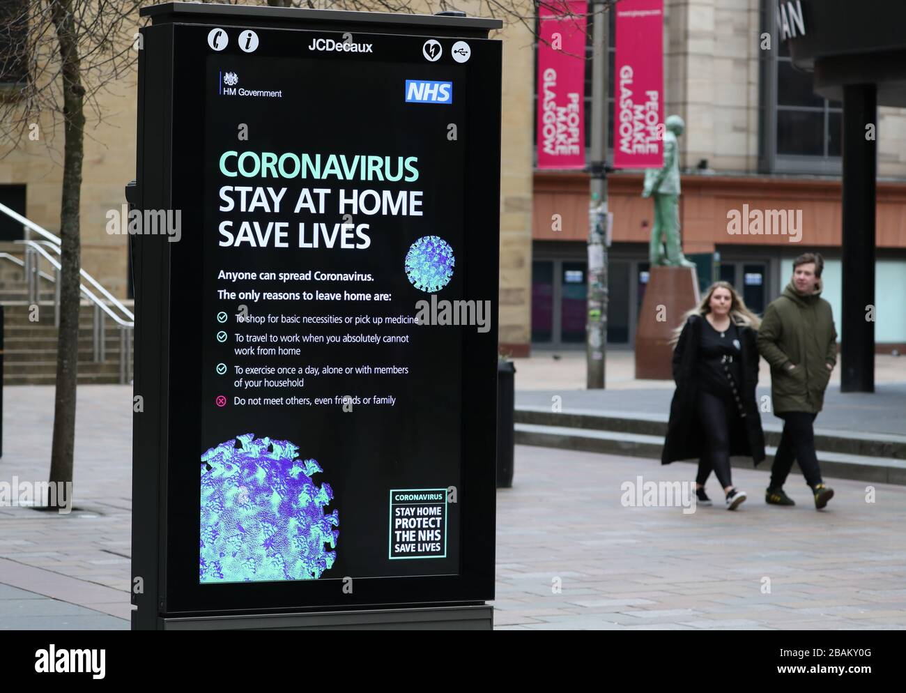 Coronavirus-Warnungen auf Schildern in Glasgow, während Großbritannien weiterhin in Sperrungen bleibt, um die Ausbreitung des Coronavirus einzudämmen. Stockfoto