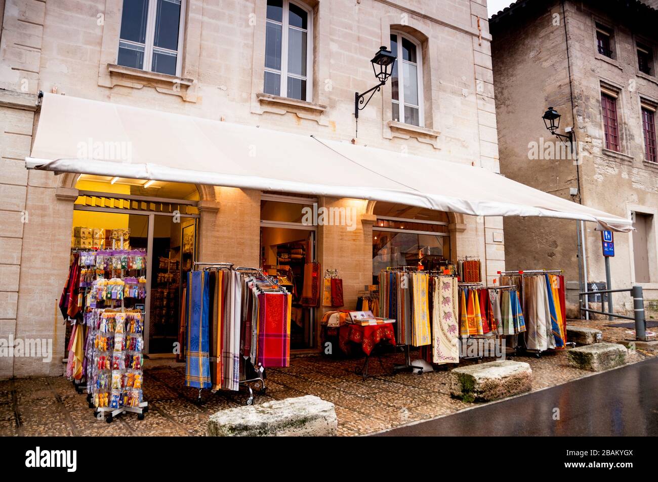 Südfrankreich provenzalische Bettwäsche und Tischdecken in Avignon. Stockfoto