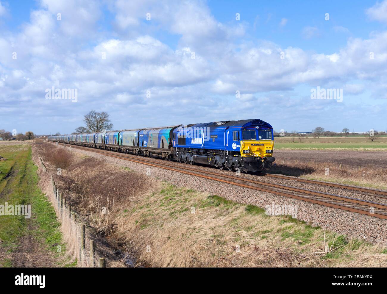 DB Cargo maritimer Wagen der Klasse 66, Lok 66047, die an der Mauds Bridge vorbeiführt, mit einem Güterzug leerer Drax-Biomassewagen zum Nachladen Stockfoto