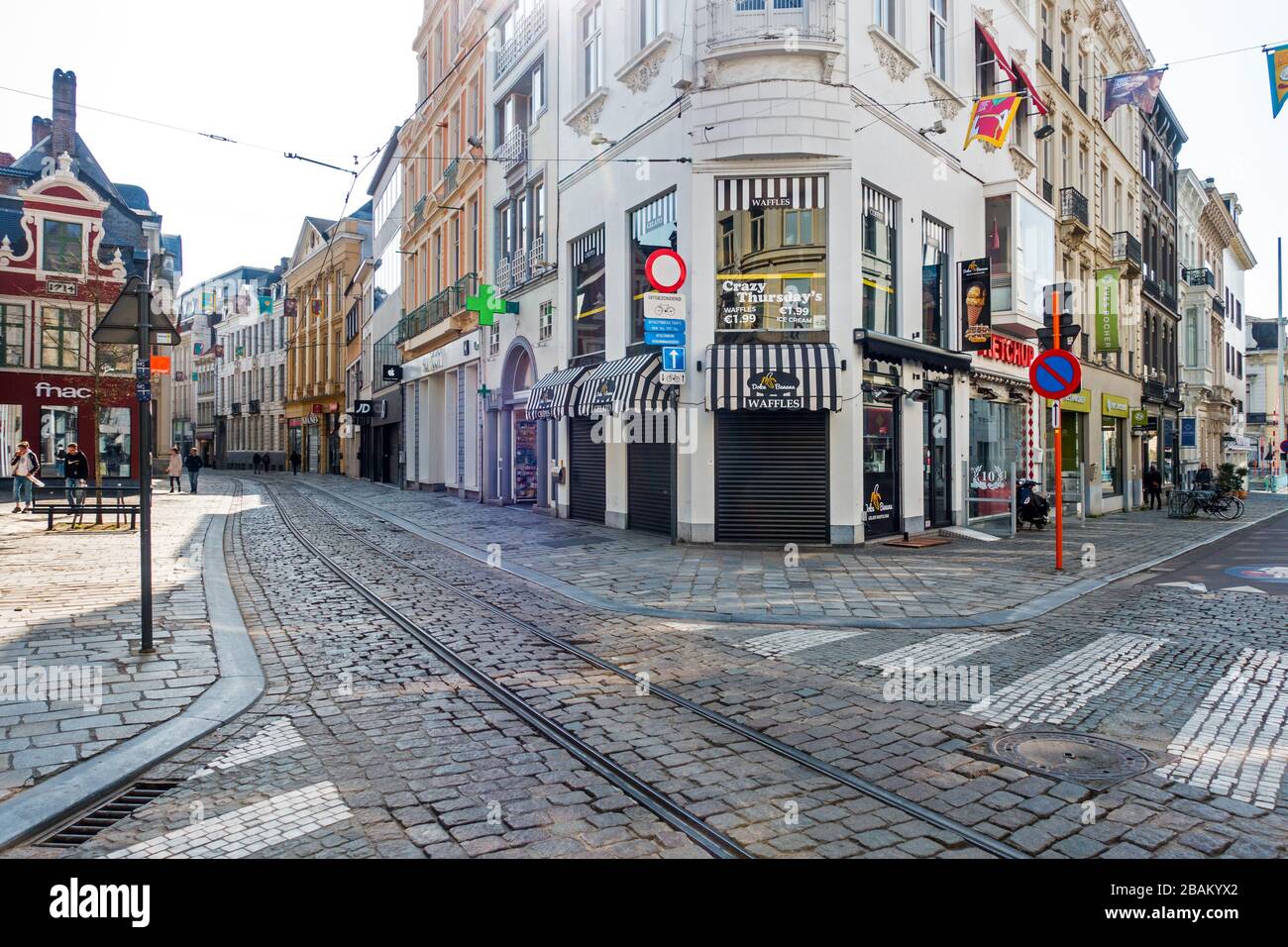 Geschlossene Geschäfte in der einsamen Einkaufsstraße Veldstraat, leer aufgrund der COVID-19 von 2020/Coronavirus/Corona-Virus-Pandemie in der Stadt Gent, Belgien Stockfoto