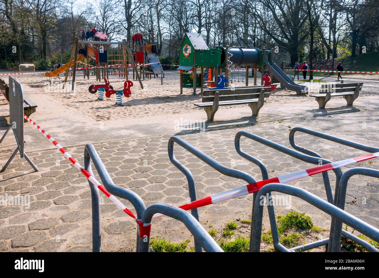 Der menschenleere öffentliche Spielplatz ist wegen der COVID-19/Coronavirus/Corona-Virus-Pandemie 2020 geschlossen und mit Klebeband blockiert Stockfoto