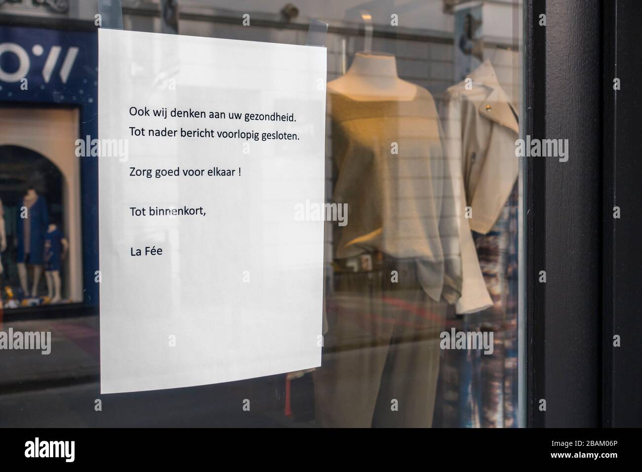 Die Abschlussmitteilung des Kleidergeschäfts in der Einkaufsstraße aufgrund der COVID-19 von 2020/Coronavirus/Corona-Virus-Pandemie in der Stadt Gent, Belgien Stockfoto
