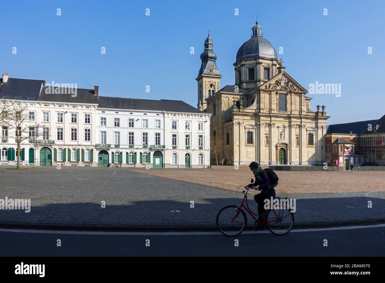 Der Petersplatz ist fast vollständig verlassen, leer aufgrund der COVID-19 von 2020/Coronavirus/Corona-Virus-Pandemie in der flämischen Stadt Gent, Belgien Stockfoto