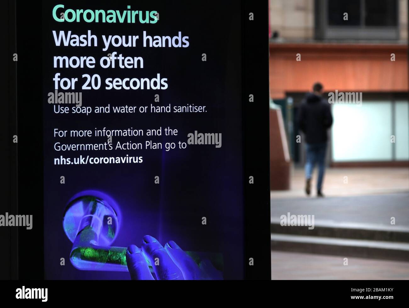 Coronavirus-Warnungen auf Schildern in Glasgow, während Großbritannien weiterhin in Sperrungen bleibt, um die Ausbreitung des Coronavirus einzudämmen. Stockfoto