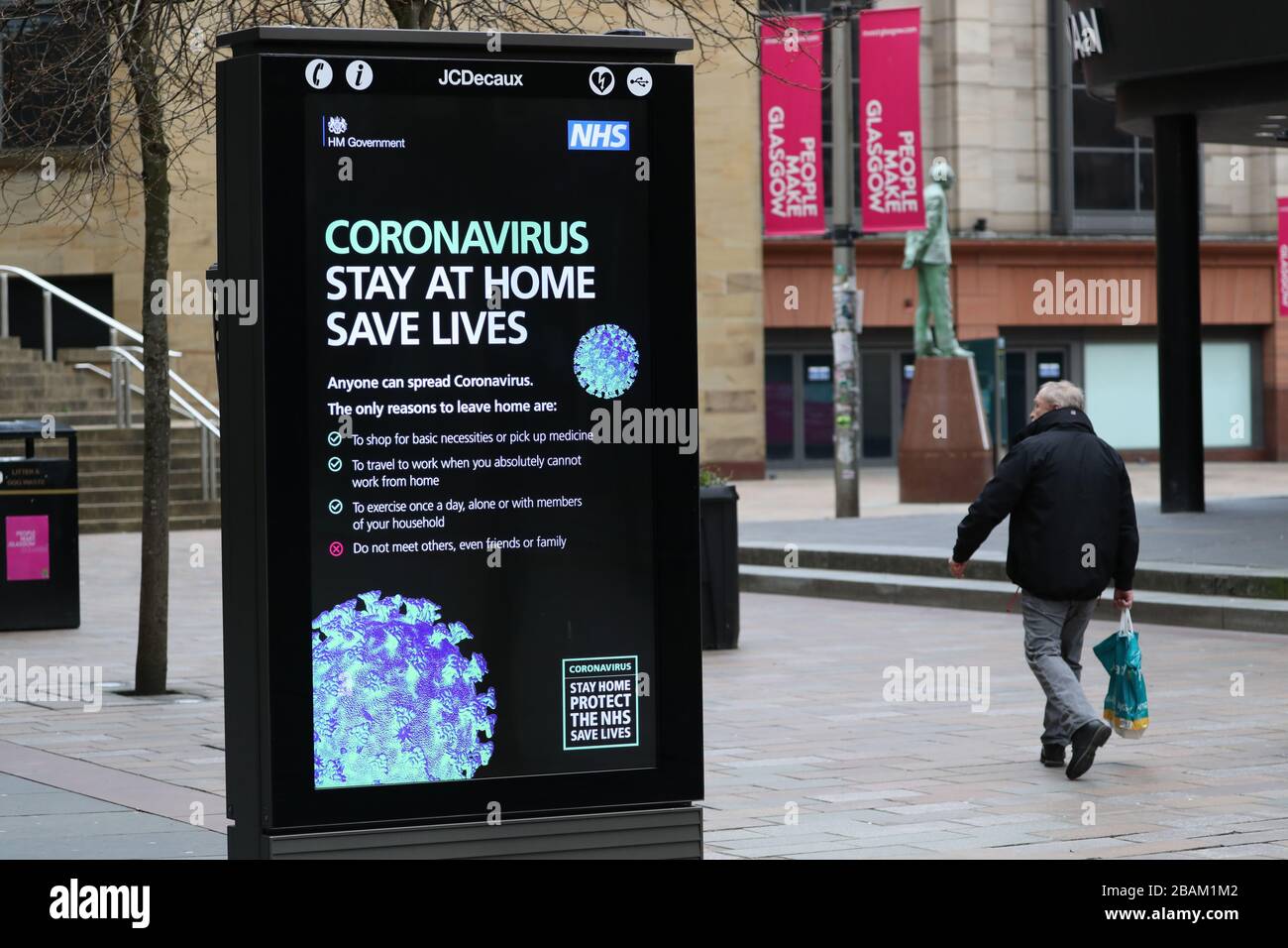 Coronavirus-Warnungen auf Schildern in Glasgow, während Großbritannien weiterhin in Sperrungen bleibt, um die Ausbreitung des Coronavirus einzudämmen. Stockfoto
