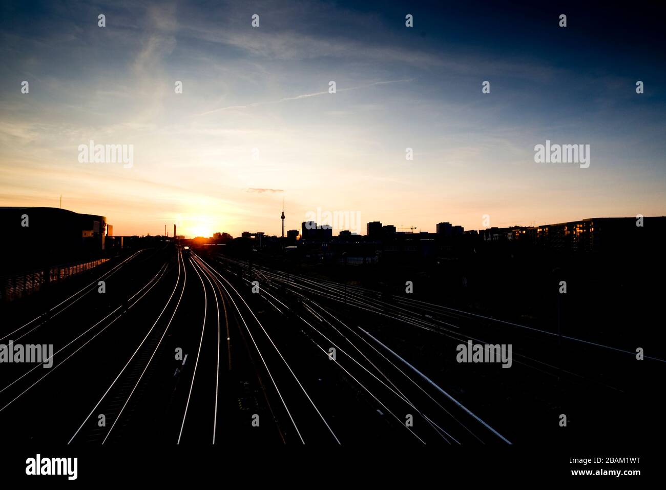 Sonnenuntergang auf Bahngleisen. Berlin, Deutschland, Sommer 2009 Stockfoto