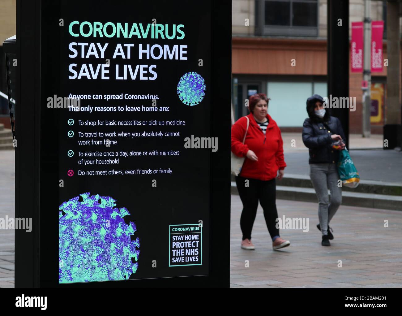 Coronavirus-Warnungen auf Schildern in Glasgow, während Großbritannien weiterhin in Sperrungen bleibt, um die Ausbreitung des Coronavirus einzudämmen. Stockfoto