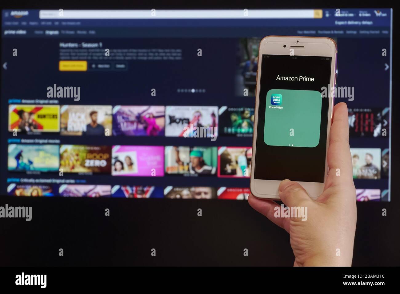 Amazon Streaming Service VoD Content Provider Konzept. Handgriffe vor dem Bildschirm des Mobiltelefons mit der Amazon Prime Video Online Watch Anwendungsseite. Stockfoto
