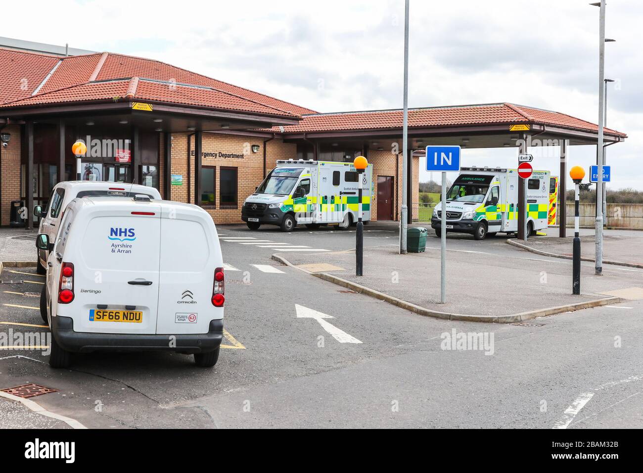 Zwei Rettungswagen des Scottish National Health Service parkten und betriebsfertig, außerhalb der Notaufnahme des Universitätskrankenhauses Ayr, A. Stockfoto