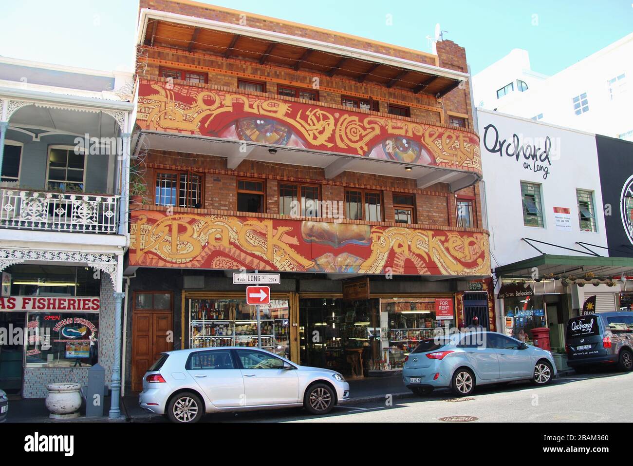 Kapstadt, Südafrika, Afrika - 18. Februar 2020: An der berühmten Long Street, gesäumt von Gebäuden im viktorianischen Stil mit schmiedeeisernen Balkonen. Stockfoto