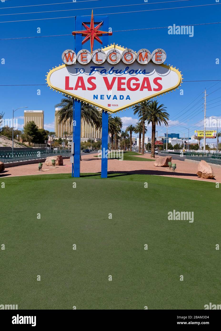 Die meist überfüllte Stelle des berühmten Las Vegas Zeichens erscheint verlassen, aufgrund der sozialen Distanzierungsmaßnahmen von Nevada, um die Verbreitung von COVID-19 zu bekämpfen Stockfoto