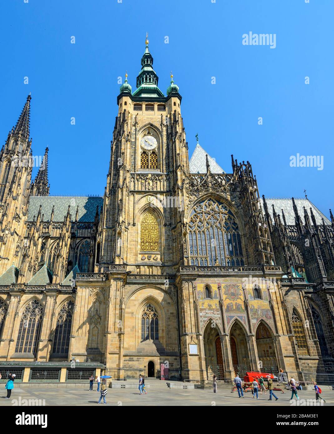 südfront der Metropolitankathedrale der Heiligen Vitus, Wenceslaus und Adalbert auf dem Burgberg Hradschin bei Prag, Tschechien Stockfoto