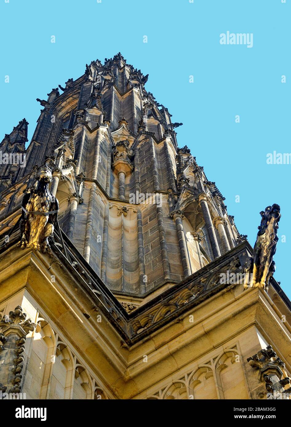 Turm der Metropolitankathedrale der Heiligen Vitus, Wenceslaus und Adalbert auf dem Burgberg Hradschin bei Prag, Tschechien Stockfoto