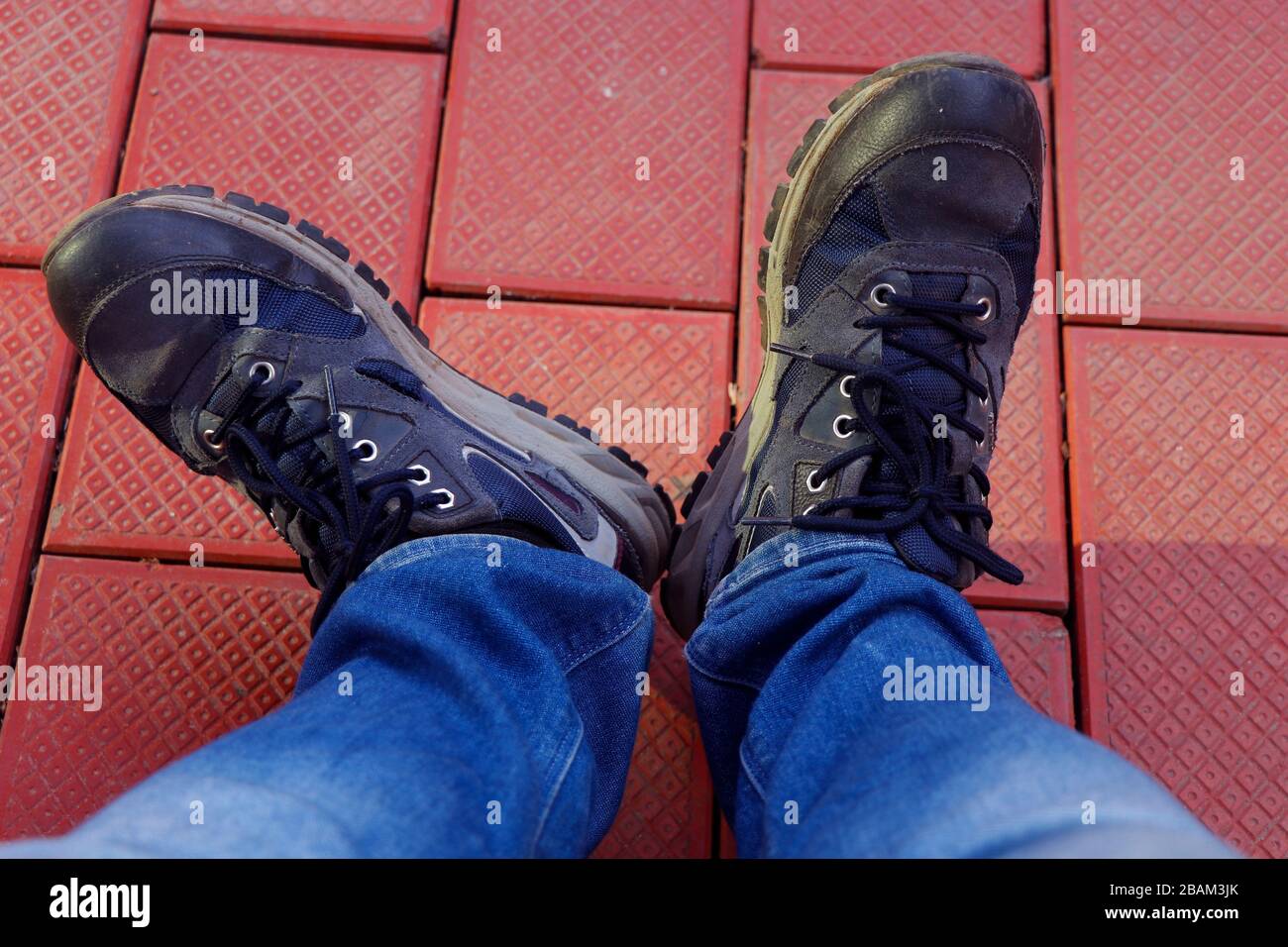 Blue Jeans und Shooers lässiges Kleid Konzept Stockfoto