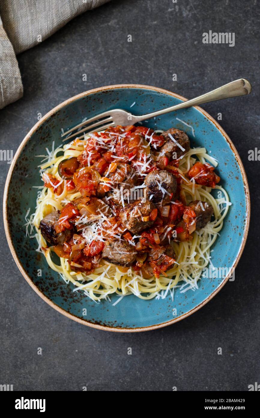 Nudeln mit Fleischbällchen und Tomatensauce Stockfoto