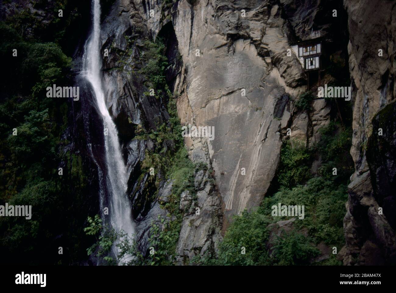 Ein kleines Gebäude neben dem Kloster Taktsang, in dem ein Mönch während der selbst auferlegten Isolation Zuflucht findet, die möglicherweise jahrelang andauern wird. (01-10-89) BX23 Stockfoto