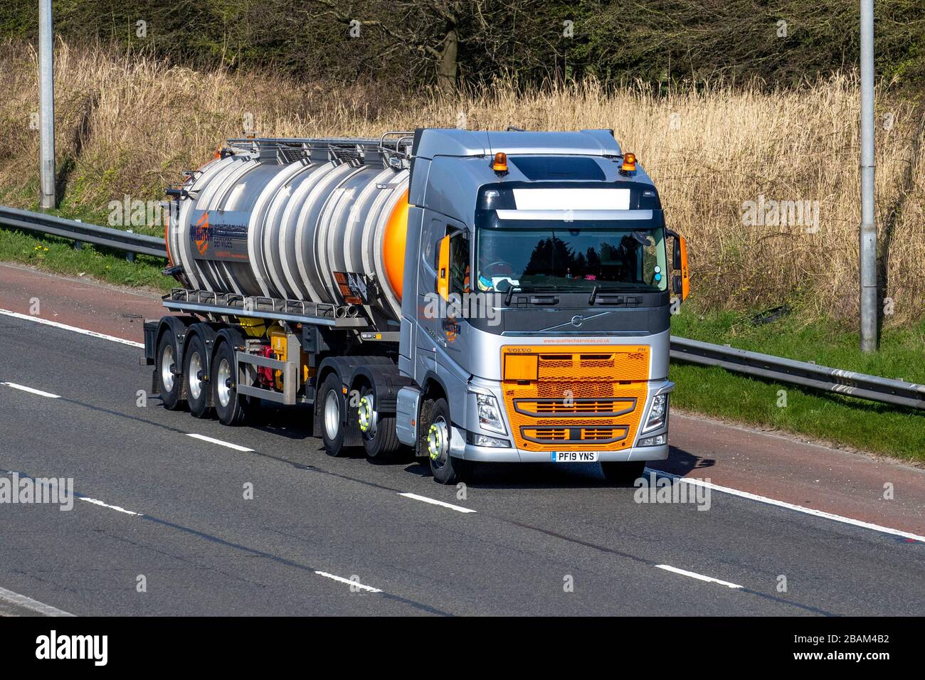 Qualitech Services HGV-Transport-Lieferwagen, Tankwagen, Transport, LKW, Frachtführer, Silver Volvo FH Vehicle, European Commercial Transport Industry, M61 at Manchester, Großbritannien Stockfoto