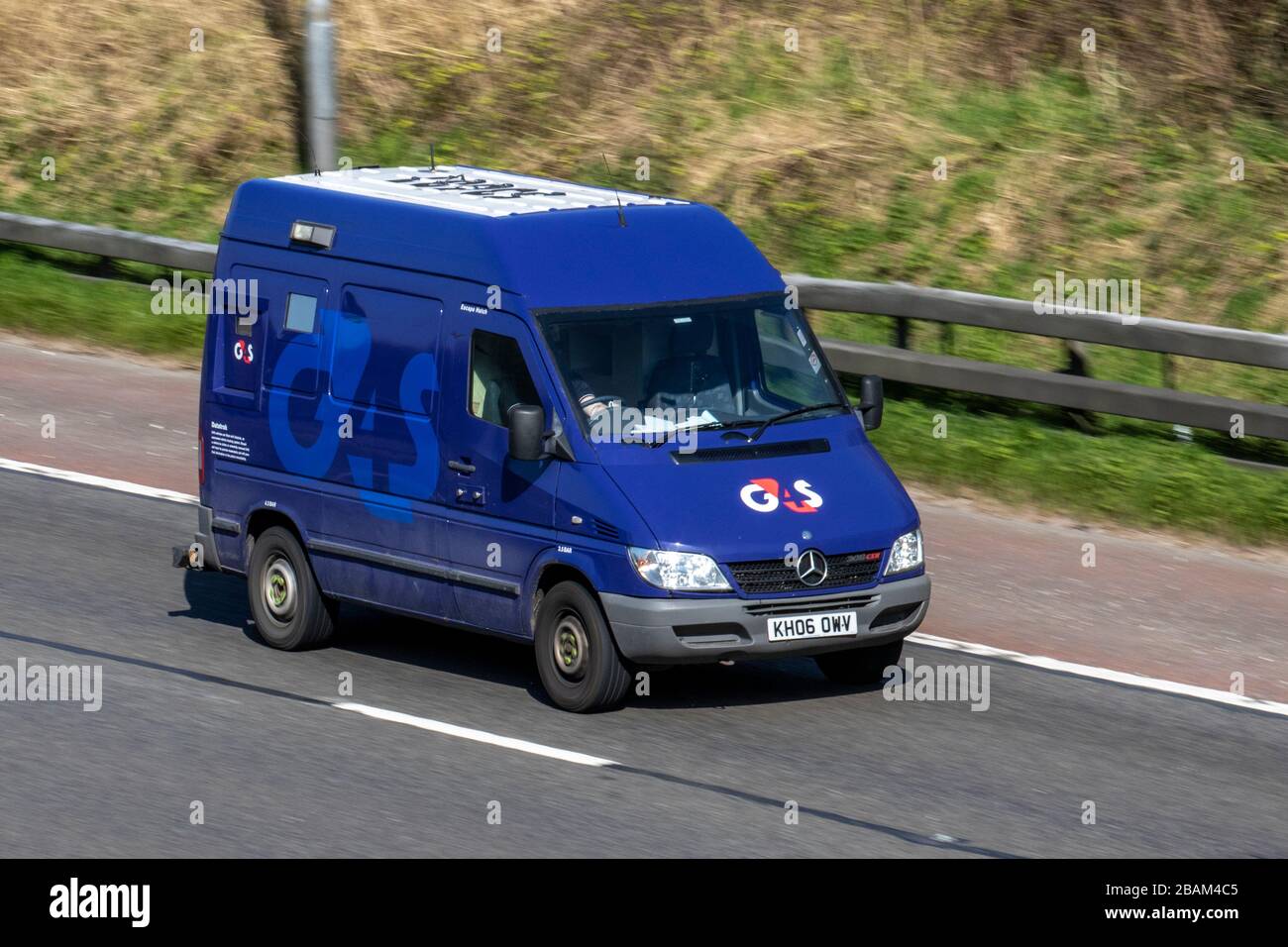 2006 Blauer Mercedes Benz SPRINTER 311 CDI LWB P/V; G4S gepanzerter Sicherheitsvan auf der Autobahn M6, Großbritannien Stockfoto
