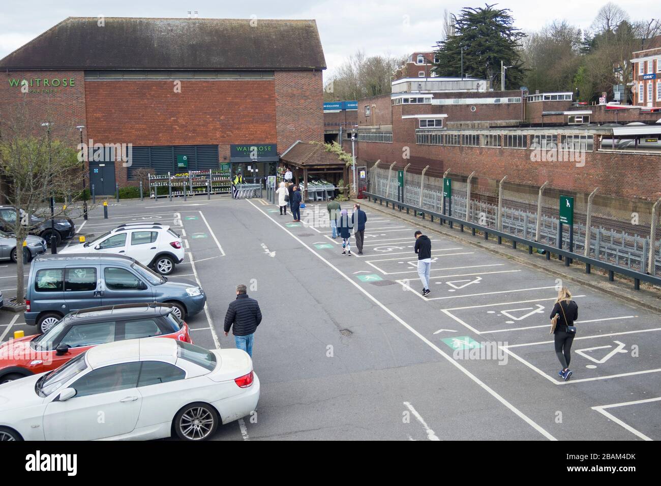 London, Großbritannien. März 2020. Die Kunden warten auf dem Parkplatz auf einen Waitrose & Partners Supermarkt in Northwood im Nordwesten Londons. Die Supermarktkette hat ein kontrolliertes Einstiegssystem in ihre Läden eingeführt, das die Kunden 2 Meter voneinander entfernt hält, die Lagerhaltung einschränkt und sicherstellt, dass die Lagerbestände in den Regalen für alle Kunden verfügbar bleiben. Das Gesundheitsministerium hat bekannt gegeben, dass bisher 1.019 Menschen in Großbritannien am Coronavirus gestorben sind, wobei 17.089 bestätigte Fälle und 103.687 Menschen negativ auf das Virus getestet wurden. Kredit: Stephen Chung / Alamy Live News Stockfoto