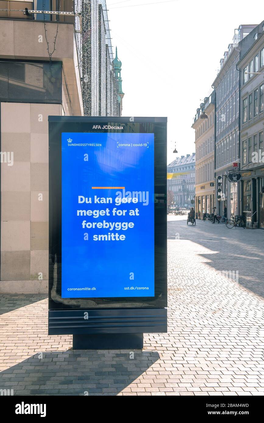 Die digitalen Werbetafeln der Kopenhagener Gemeinde zeigen während der Sperrung, Dänemark, Informationen über das Coronavirus in den leeren Straßen. Stockfoto