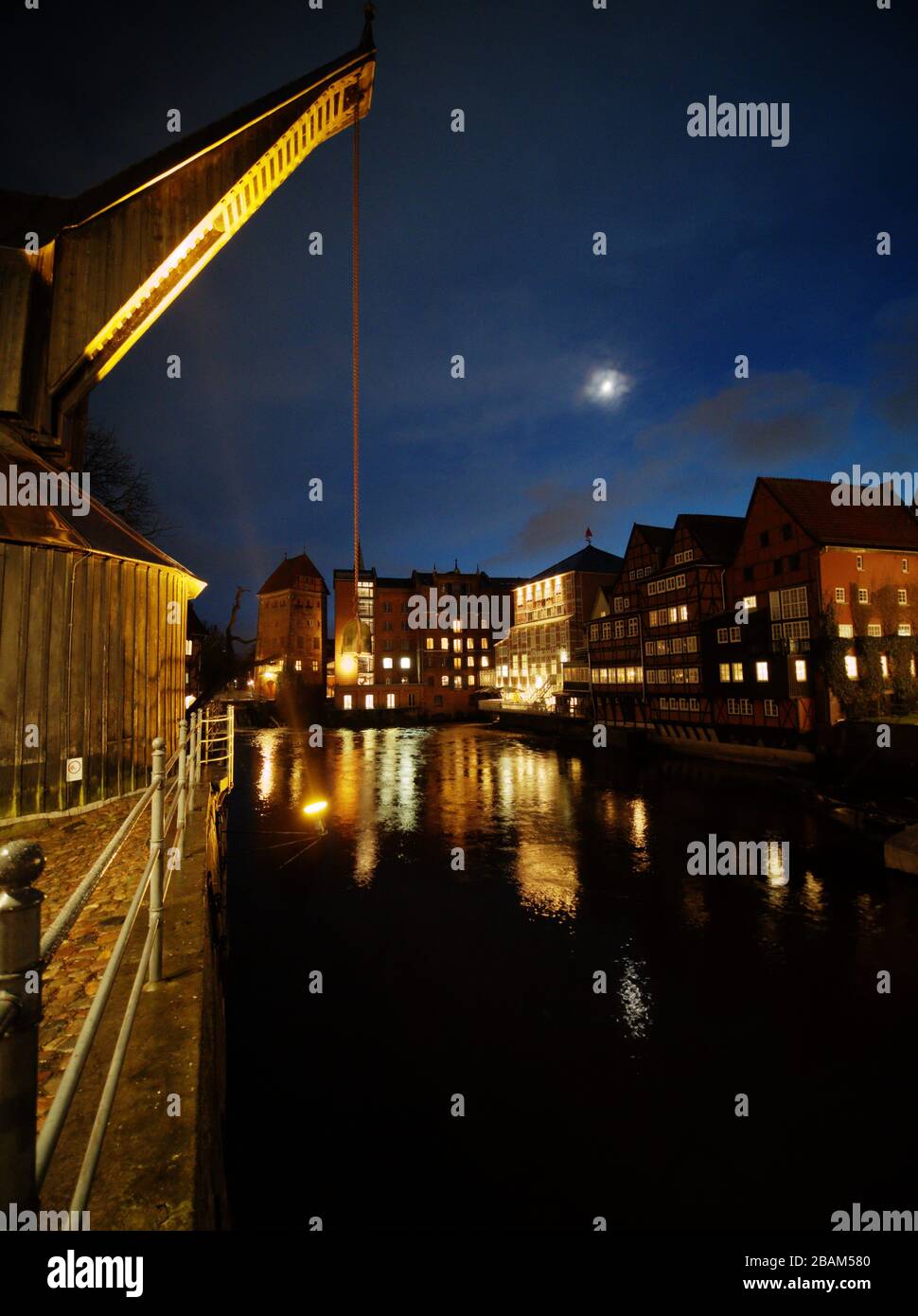"Alter Kran" in der Nacht in Lübeck Stockfoto