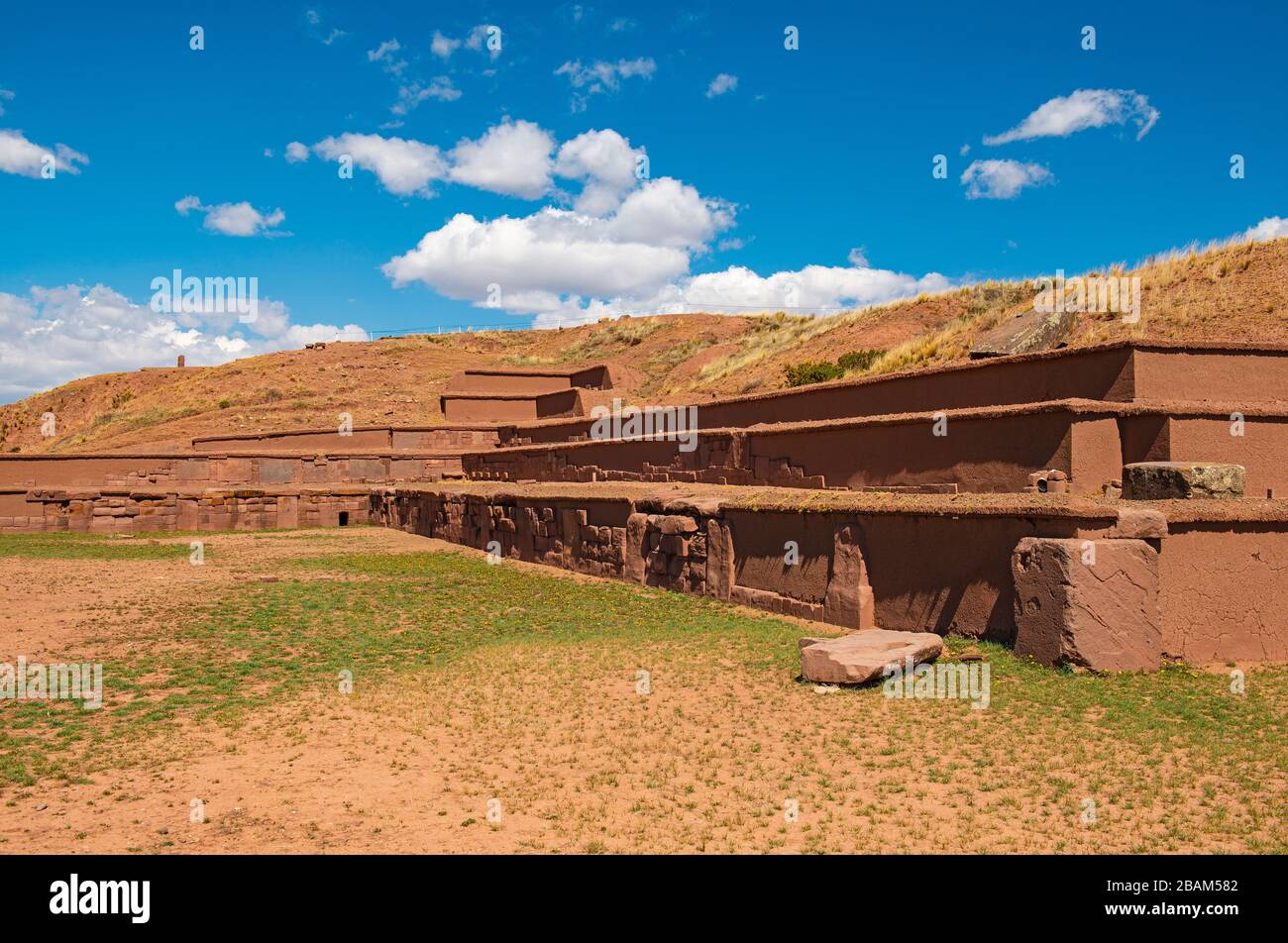 Die Akapana-Pyramide in der archäologischen Stätte von Tiwanaku oder Tiahuanaco, zwischen La Paz und dem Titicaca-See, Bolivien. Stockfoto