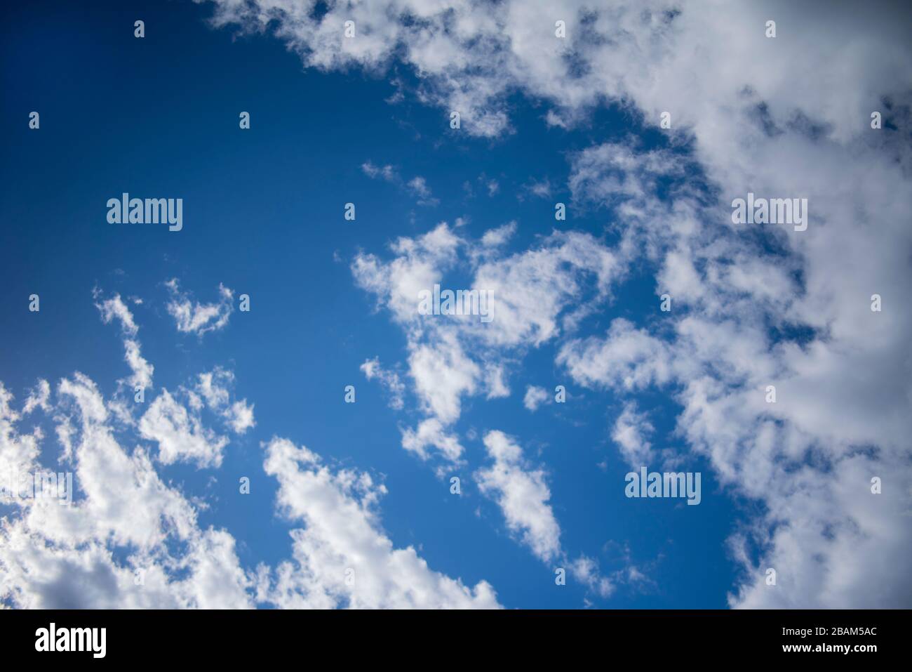 Strahlend blauer Himmel. Cloud-Struktur. Stockfoto