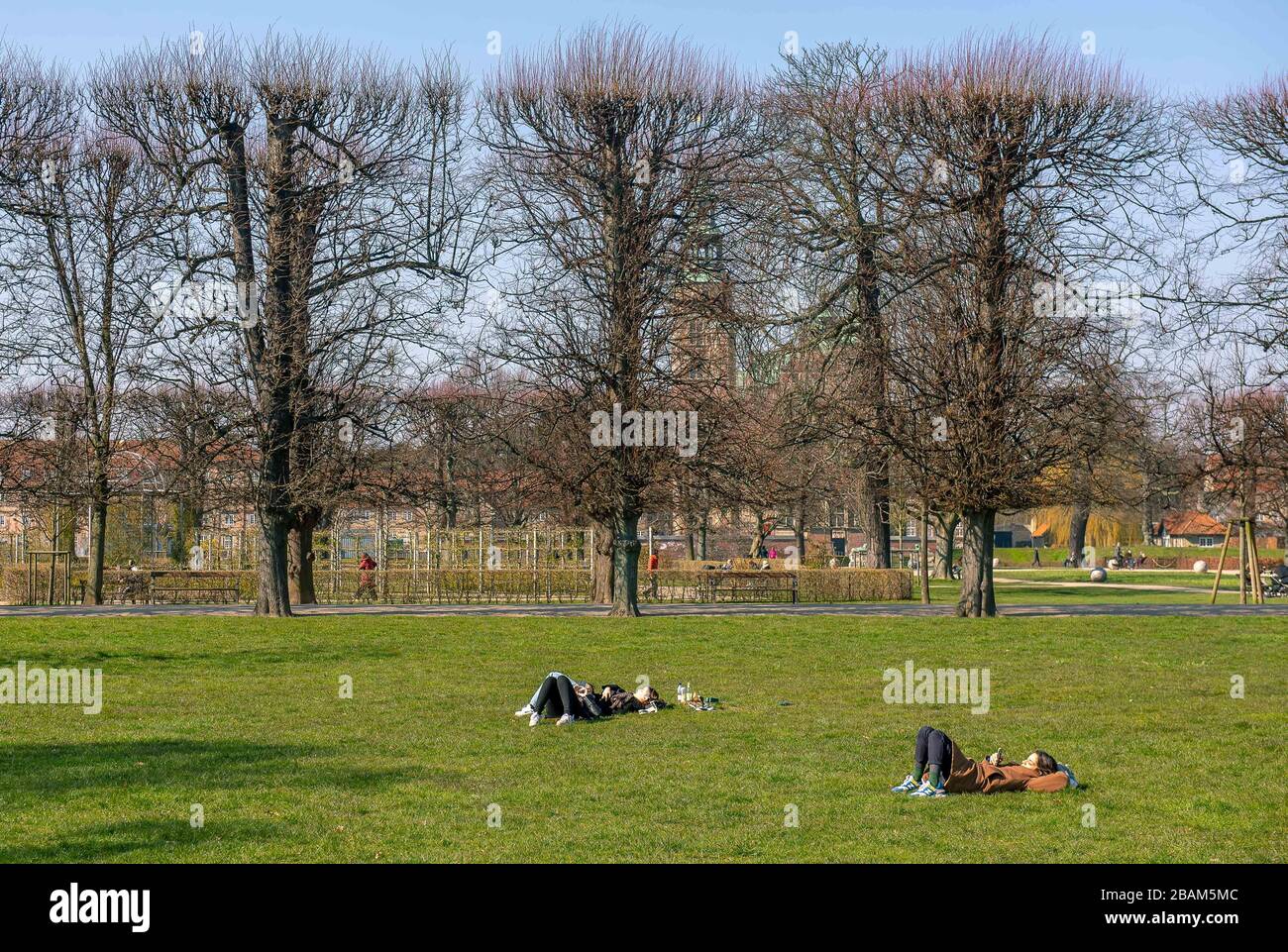 Menschen soziale Distanzierung in Kopenhagen, Dänemark im Kings Garden mit strahlender Sonne. Stockfoto