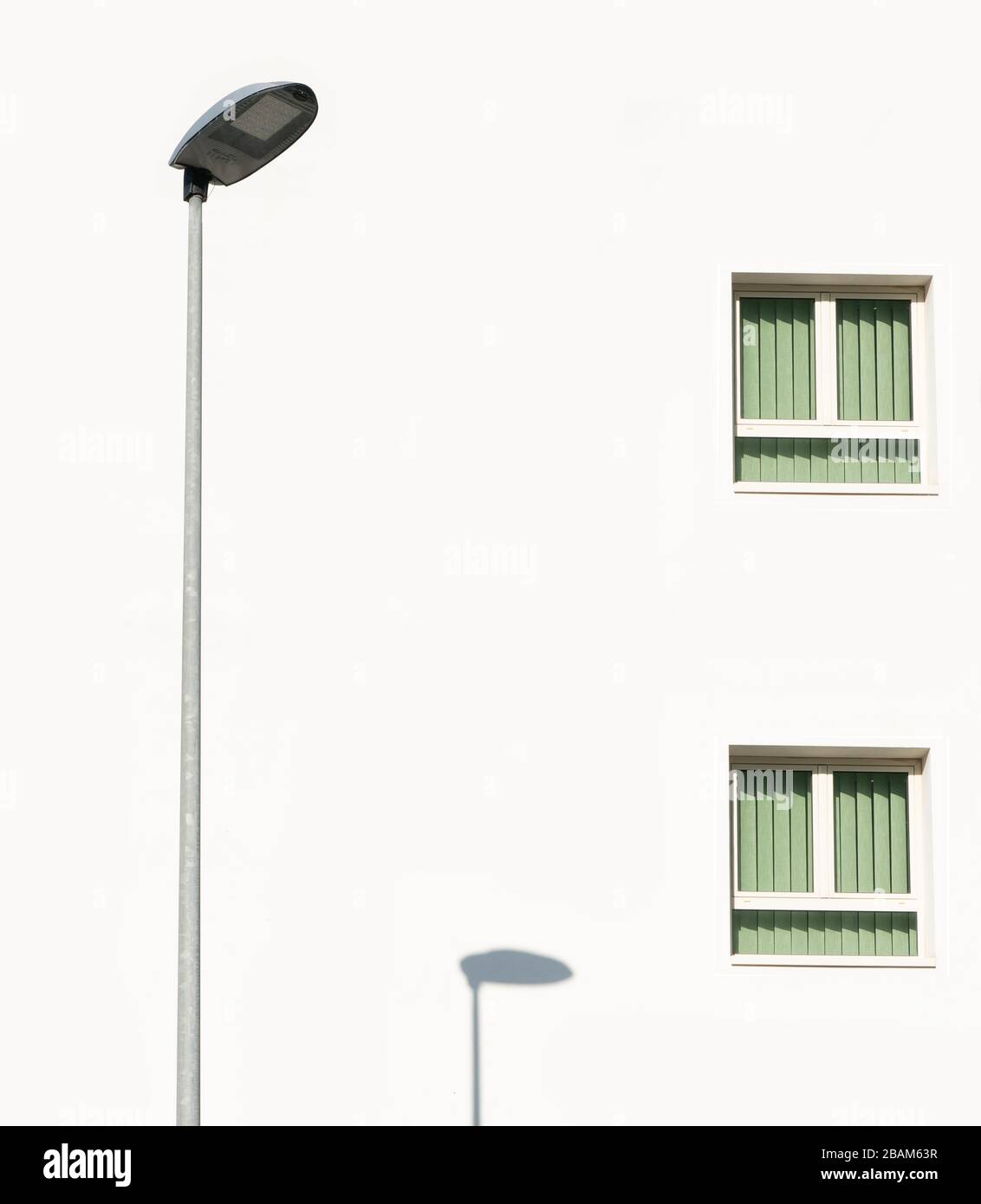 Haus mit minimalistischen Fenstern Stockfoto