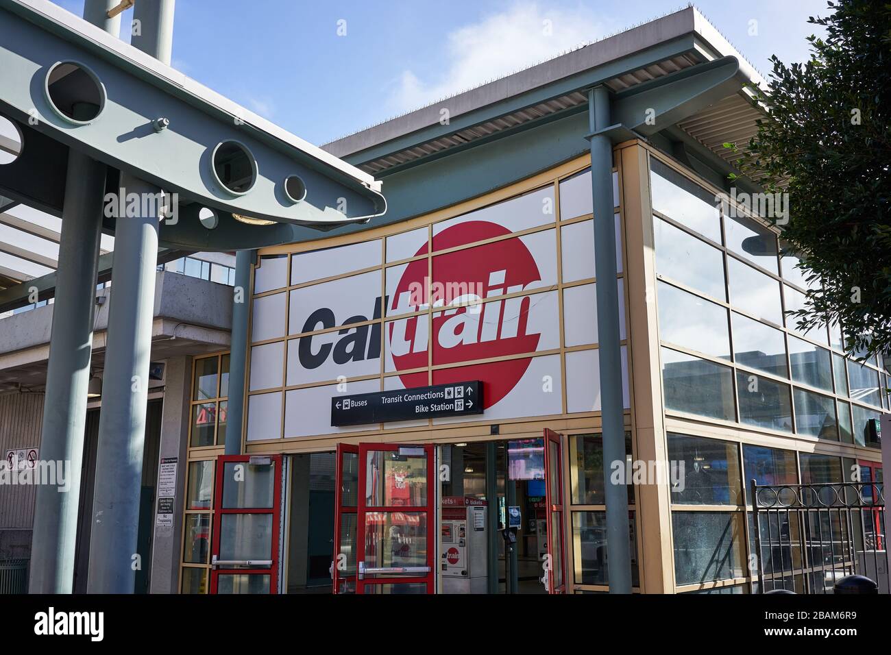 Der Eingang zum Caltrain Station an der 4th Street, dem nördlichen Endpunkt der Pendlerbahn, im Soma Viertel in San Francisco. Stockfoto