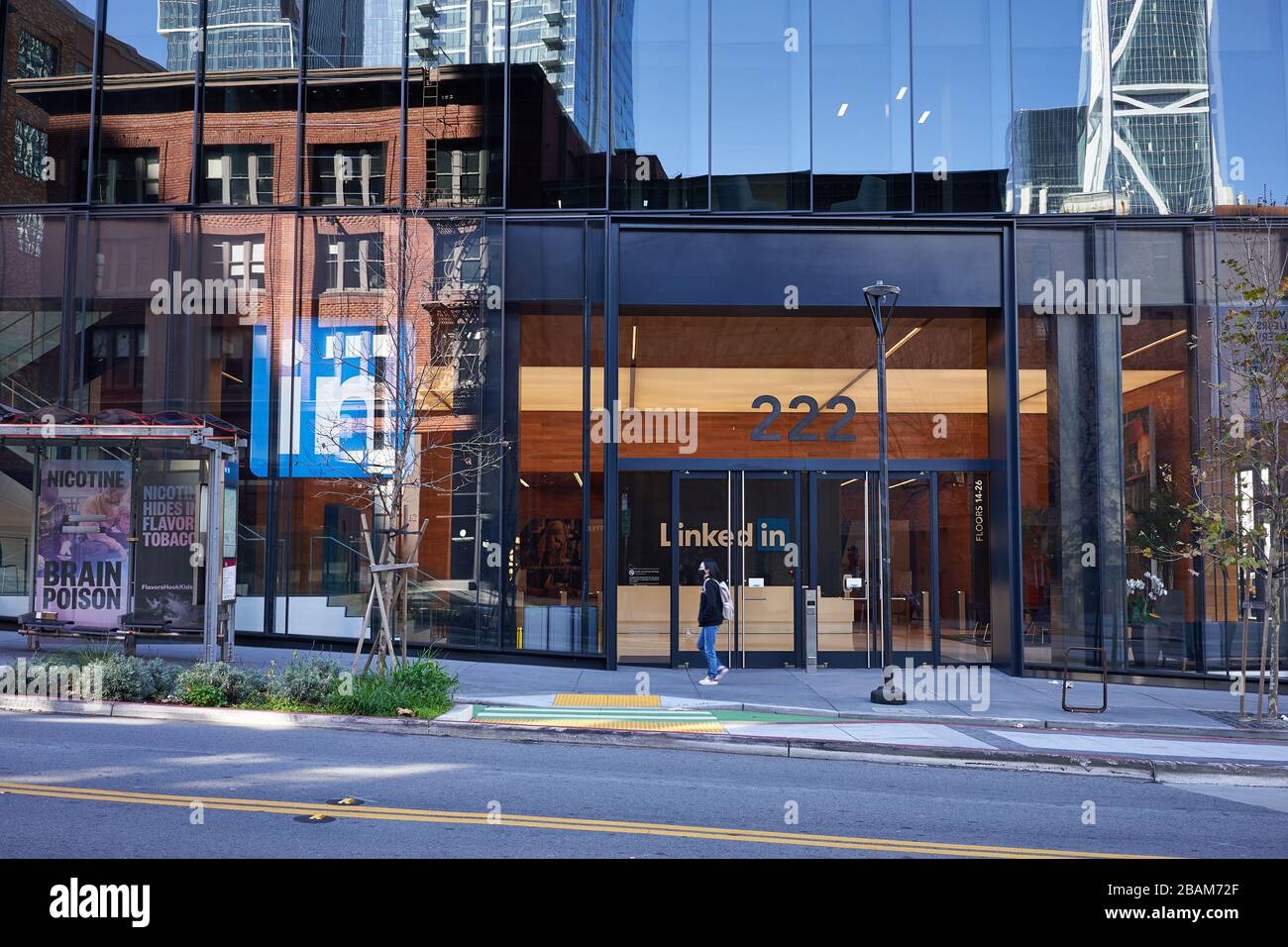 Eine Frau, die eine Gesichtsmaske trägt, passiert das amerikanische professionelle Social Networking Service Unternehmen LinkedIn's San Francisco Büro, geschlossen an einem Samstag. Stockfoto