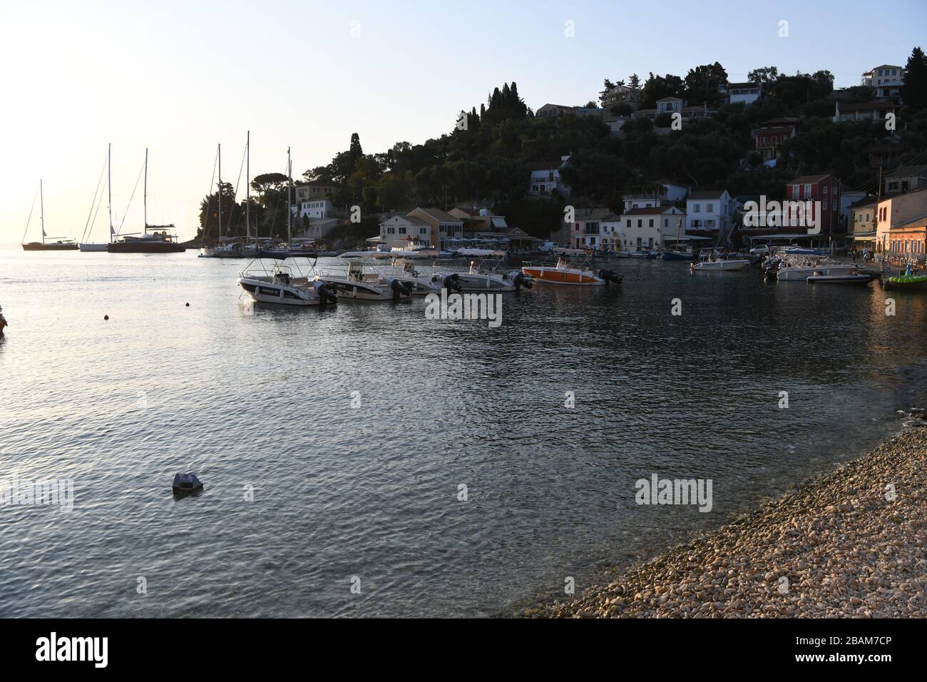 Loggos ist ein kleines Fischerdorf an der Ostküste von Paxos (griechische Insel) Stockfoto