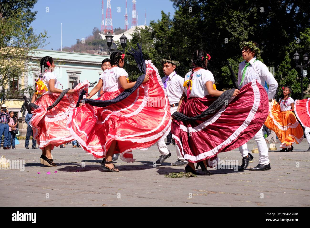 Truppe junger mexikanischer Folkloretänzer aus dem Bundesstaat Oaxaca, die traditionellen Tanz aufführen. Stockfoto