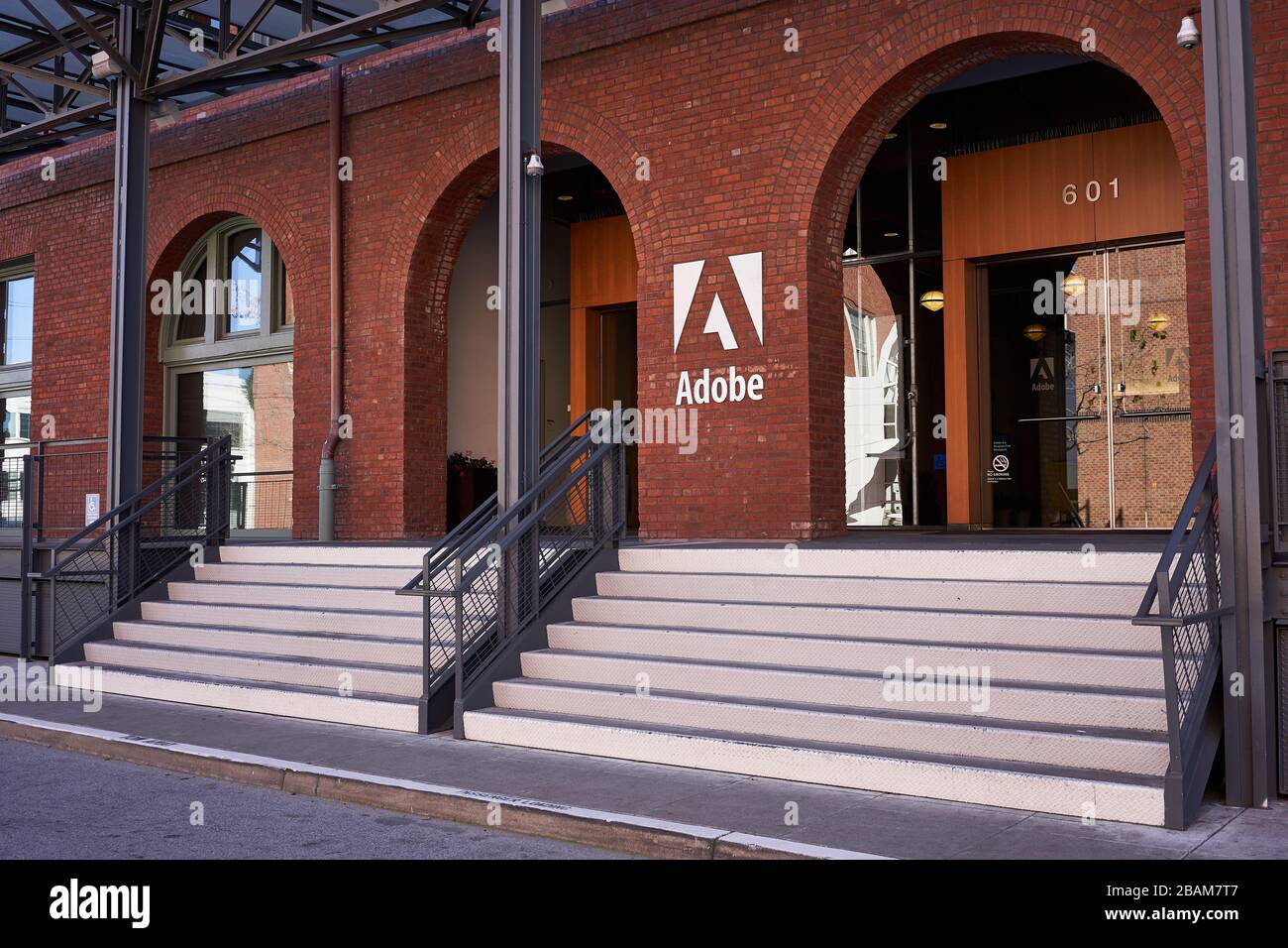 Der Eingang zum Büro des amerikanischen multinationalen Computersoftwareunternehmens Adobe Inc. In San Francisco. Stockfoto