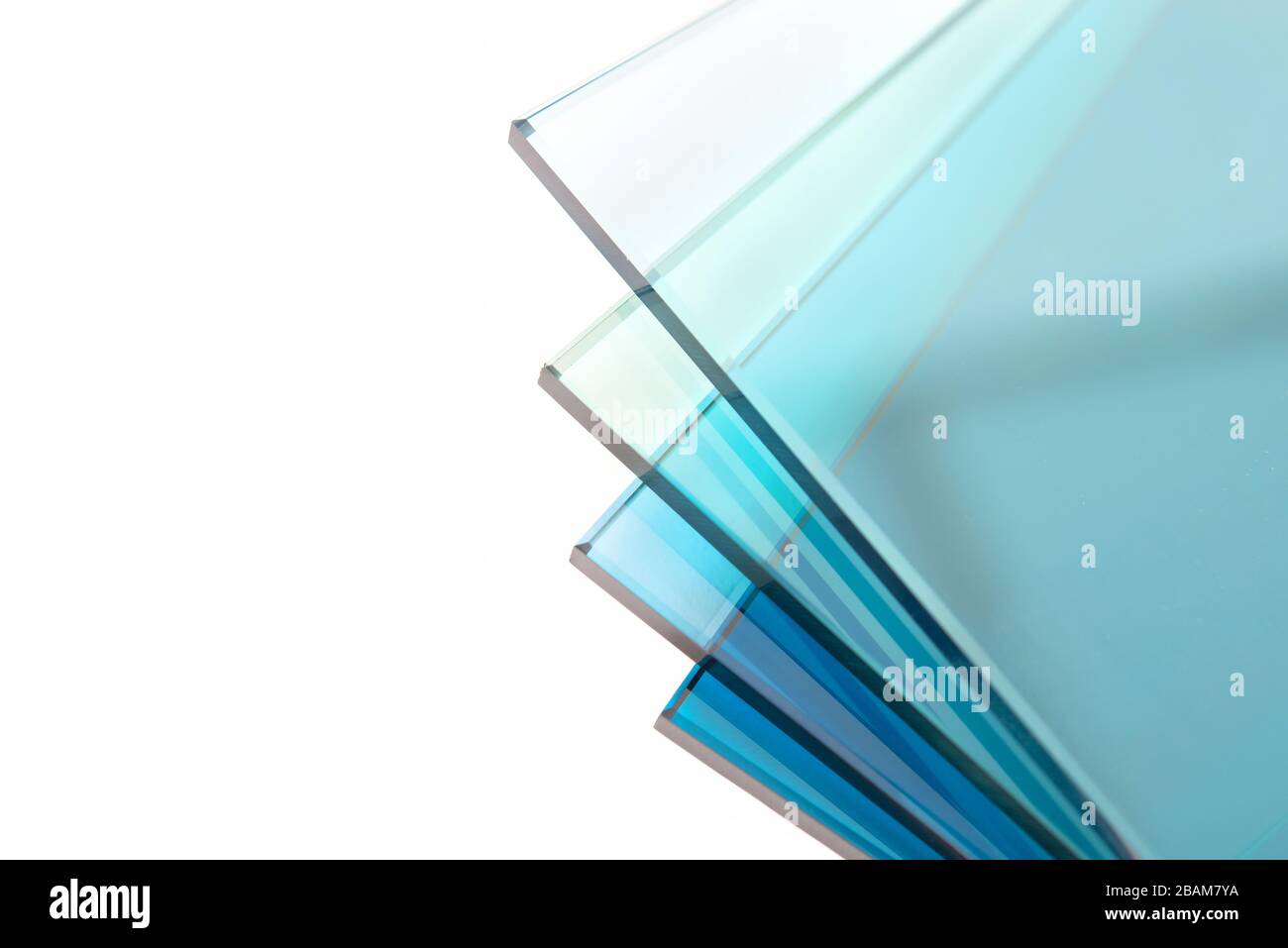 Glasscheiben aus einer Fabrikfertigung, gehärtete, durchsichtige Glasscheiben, die auf die Größe zugeschnitten sind Stockfoto