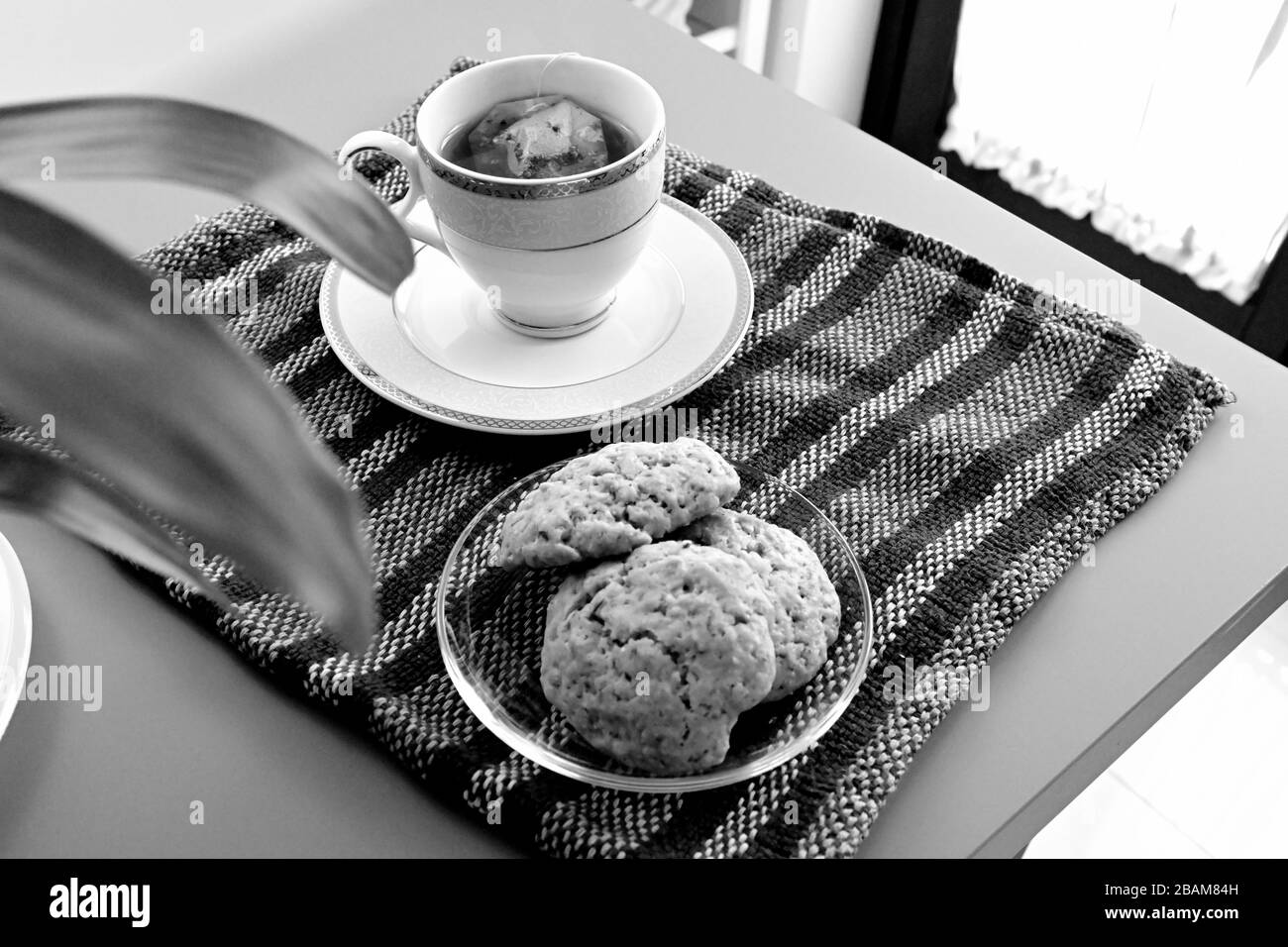 Gesundes Frühstück mit Kaffee, Milch, Croissants und Keksen Stockfoto