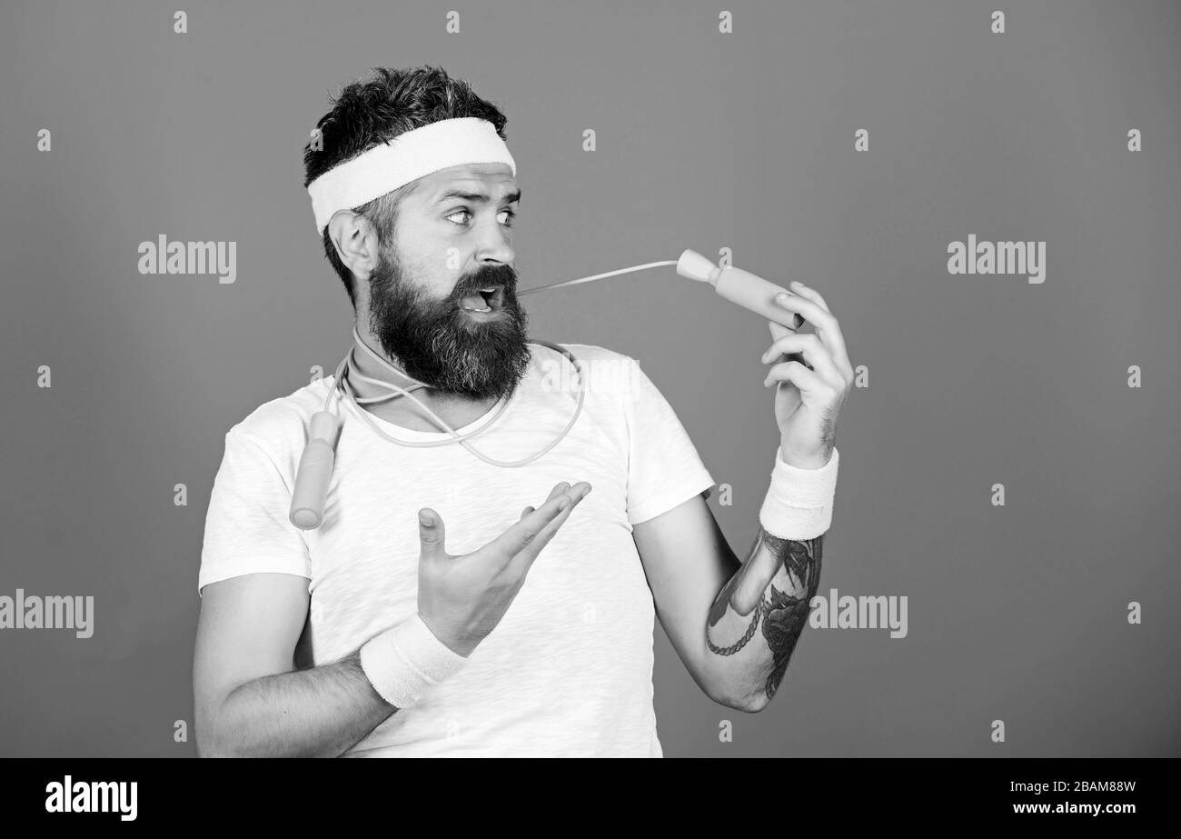 Blick auf den. führen die gesunden Lebensstil. Sport Shop Ausrüstung. im Sommer. Man bärtige Athlet halten Sie seilspringen. motivation Konzept. reife Sportler. Fitness Instructor üben in der Turnhalle. Stockfoto